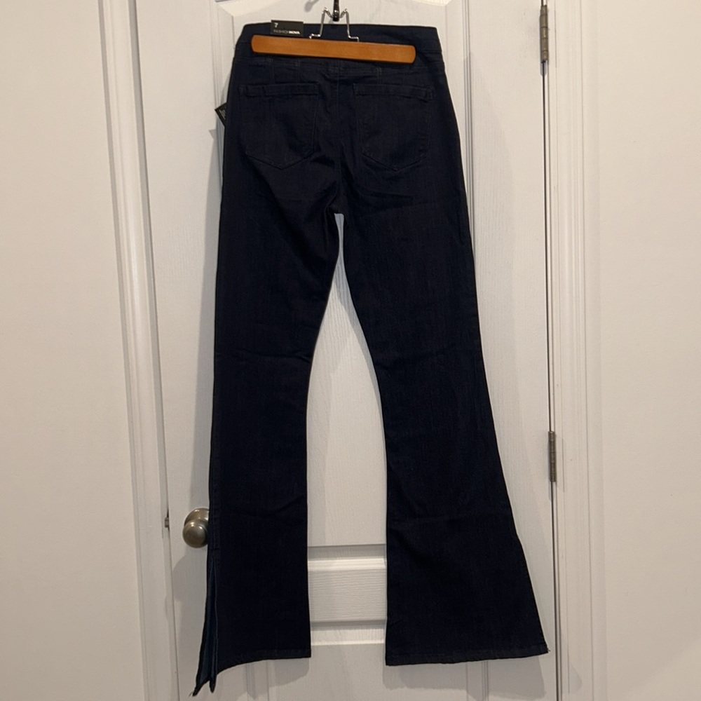 Fashion Nova Flare Jeans Junk in the trunk, Size 7/28 - Picture 5 of 11